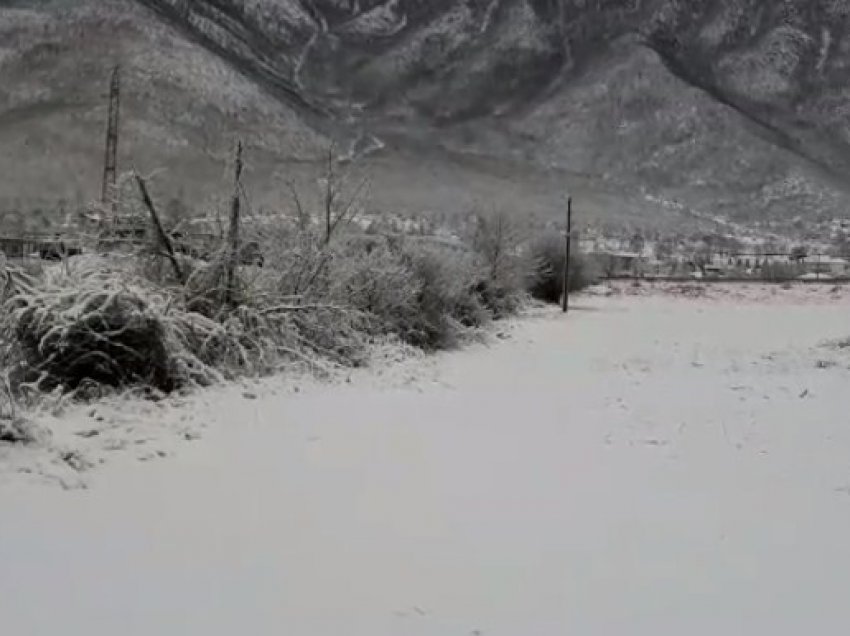 Dëborë në Bulqizë/ Banorët pa energji elektrike, autoritetet thirrje drejtuesve të automjeteve: Përdorni zinxhirë