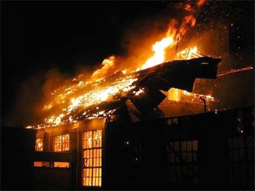 Zjarri kaplon shtëpinë në Deçan, lëndohet një 9-vjeçar