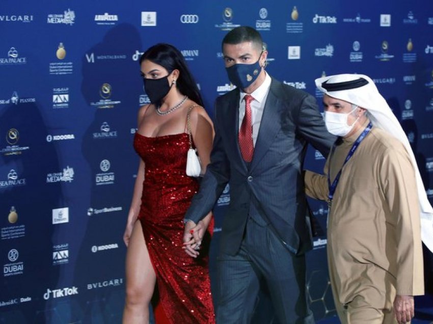 Me fustanin e çarë, Georgina lë në hije Ronaldon, sheikët nuk ia ndajnë sytë