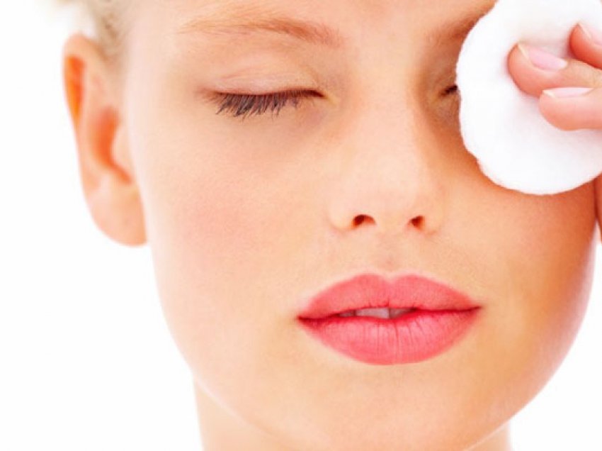 A e keni ditur se lëkura përreth syve nuk përmban gjëndra yndyrore?