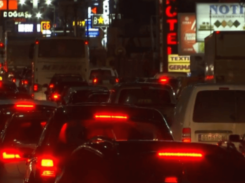 Radhë të gjata automjetesh në kufirin Shqipëri-Kosovë, shoferët i bien borisë në shenjë proteste 
