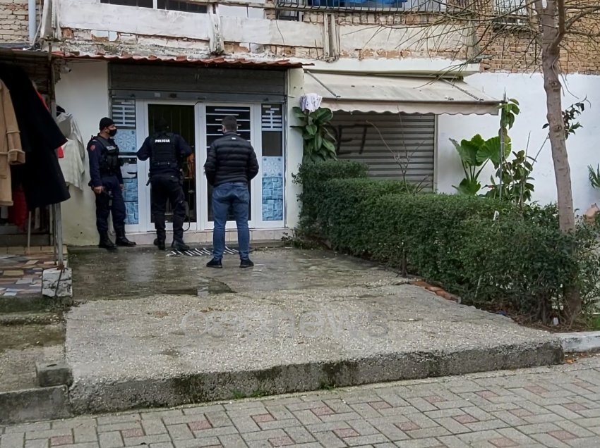 Në ndjekje nga policia, i riu në Vlorë mban peng familjen