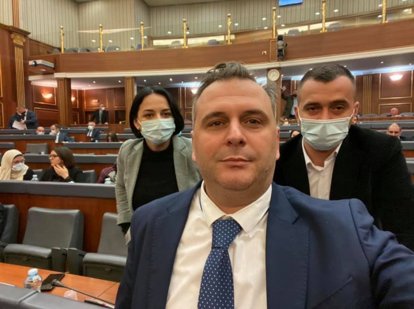 Bajqinovci publikon foto me Pacollin dhe Rexhajn: Po shkon në fund kjo qeveri por jo ne