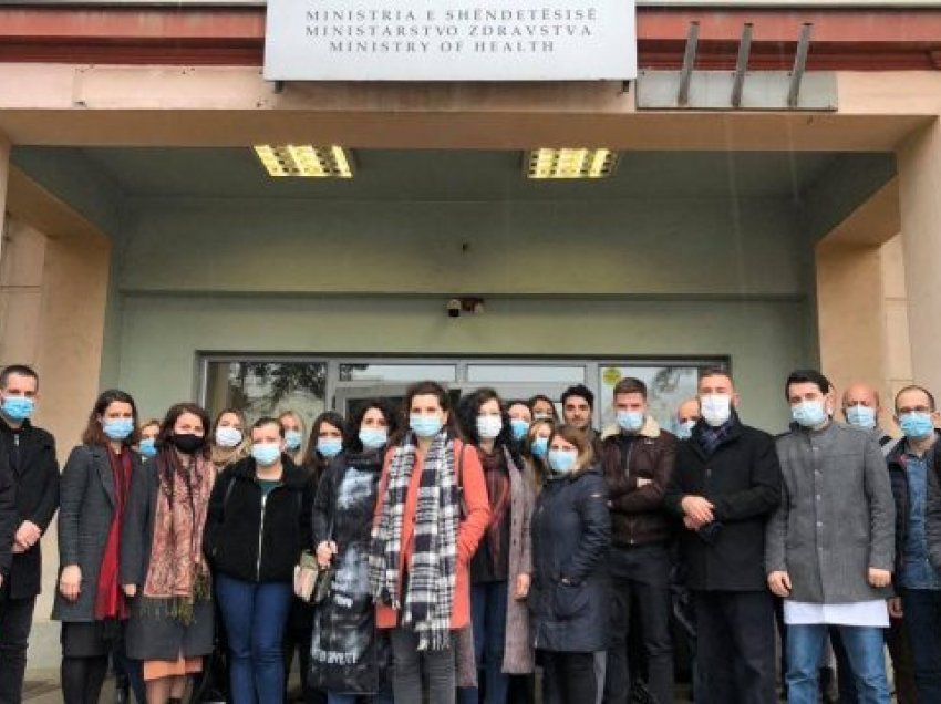 Specializantët protestojnë para Ministrisë së Shëndetësisë, kërkojnë shtesa në paga