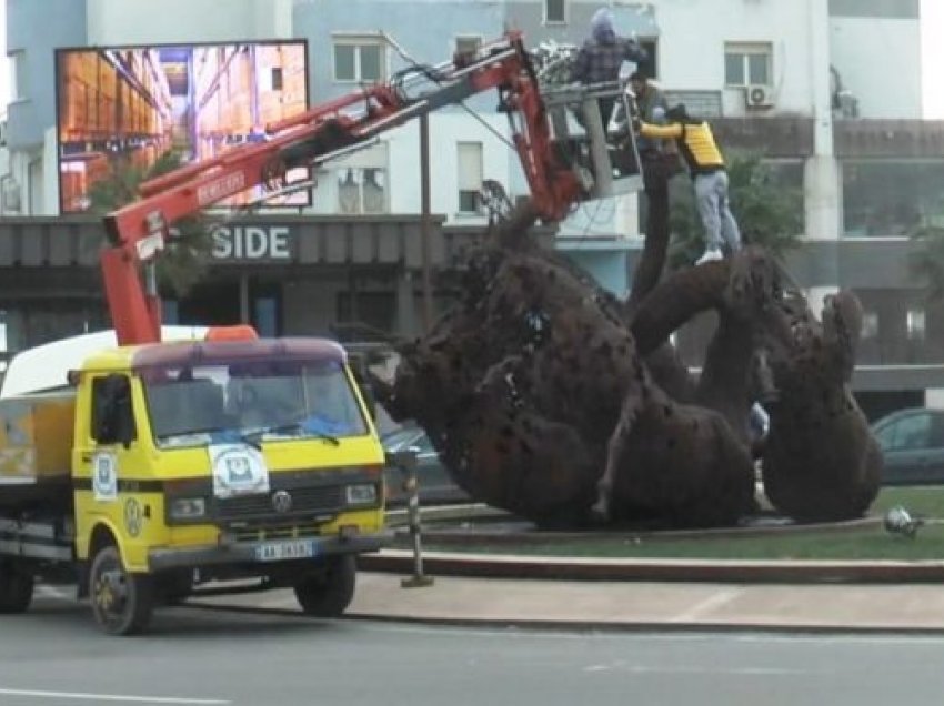 Erë e fortë dhe stuhi në Durrës, rrëzohet statuja e Rodonit