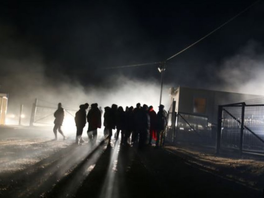 Refugjatët në mëshirën e dimrit në Bosnje, pas djegies së kampit