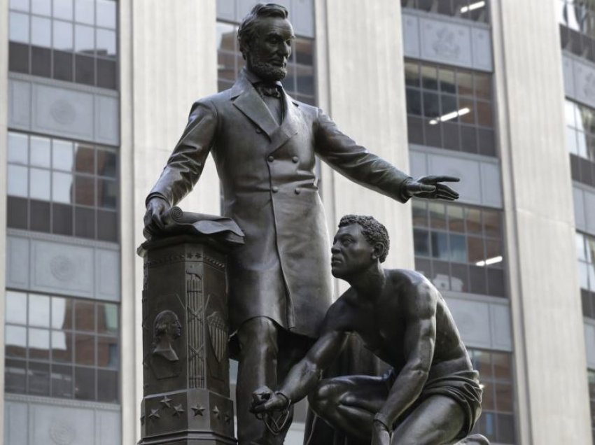Boston, hiqet statuja e skllavit të liruar, të gjunjëzuar para Abraham Lincoln-it 