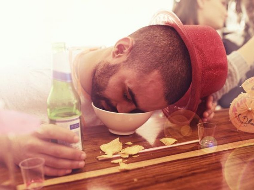 Si të kuroni kokë-dhimbjen nga alkooli natën e vitit të ri