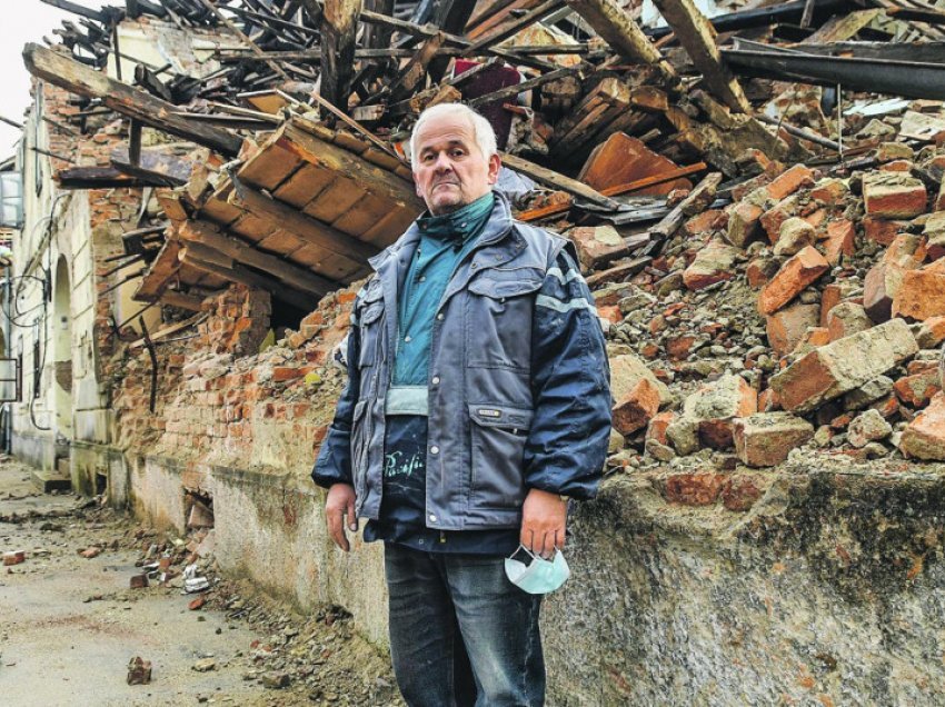 Dy herë i shpëtoi kataklizmës: Doli nga shtëpia e rrënuar pa asnjë gërrithje!