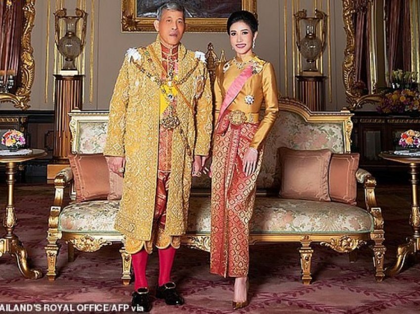 E tmerrshme: Zbulohen mbi 1 mijë foto nudo të gruas së mbretit të Tajlandës, të gjitha i kishte në telefonin e saj