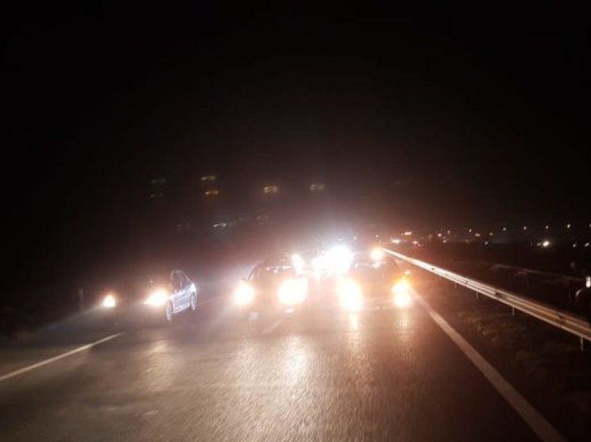 Edhe sonte u protestua kundër rritjes së çmimit të rrymës, u bllokuan autostrada