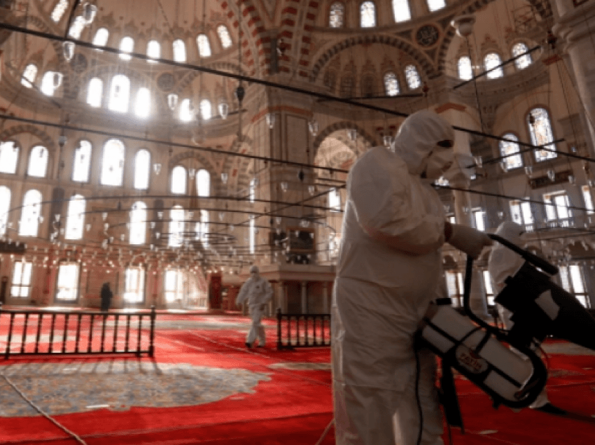 Turqia fillon mbylljen katër-ditore për të parandaluar përhapjen e COVID-19 gjatë festës së Vitit të Ri
