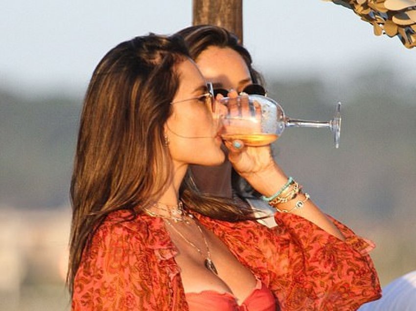 Studimet e pohojnë: Gratë më të zgjuara janë ato që pëlqejnë të shijojnë një gotë verë