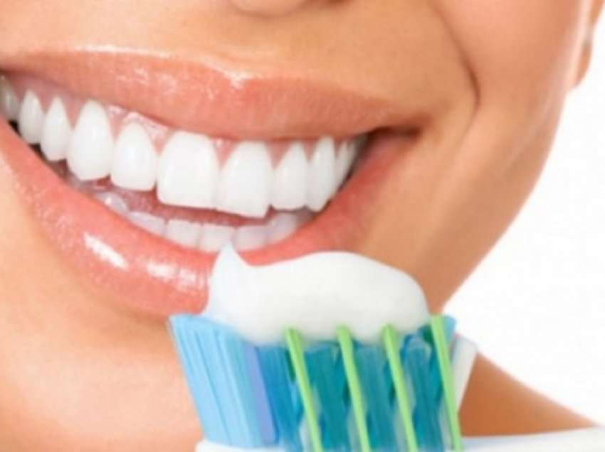 Probleme me mishrat e dhëmbëve, stomatologu këshillon