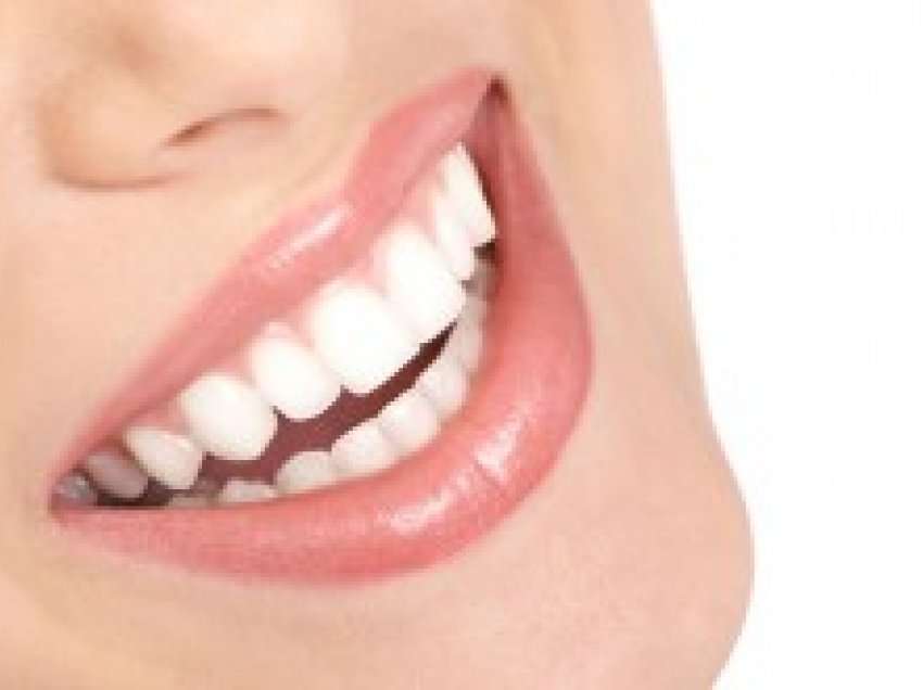 Keni probleme me shëndetin e dhëmbëve? Mësoni si ta kuroni me aloe vera