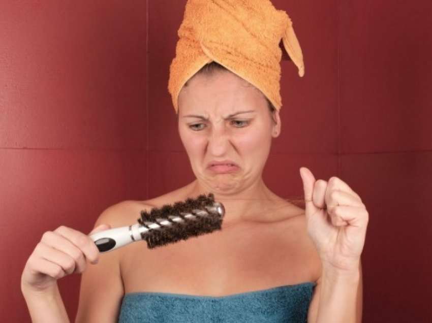 6 shenja që tregojnë se po i lani flokët shpesh