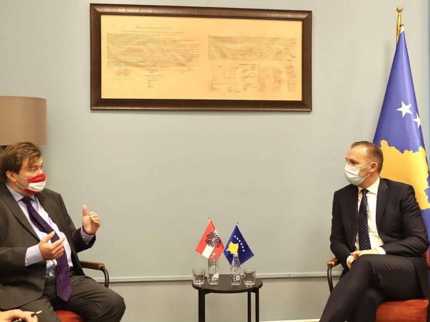 Zemaj takohet me ambasadorin austriak, flasin për situatën epidemiologjike