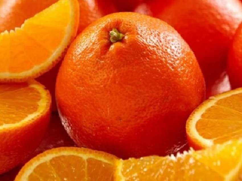 Nuk pranuan të kryenin pagesën shtesë në aeroport, katër kinezë hanë 30 kilogram portokaj