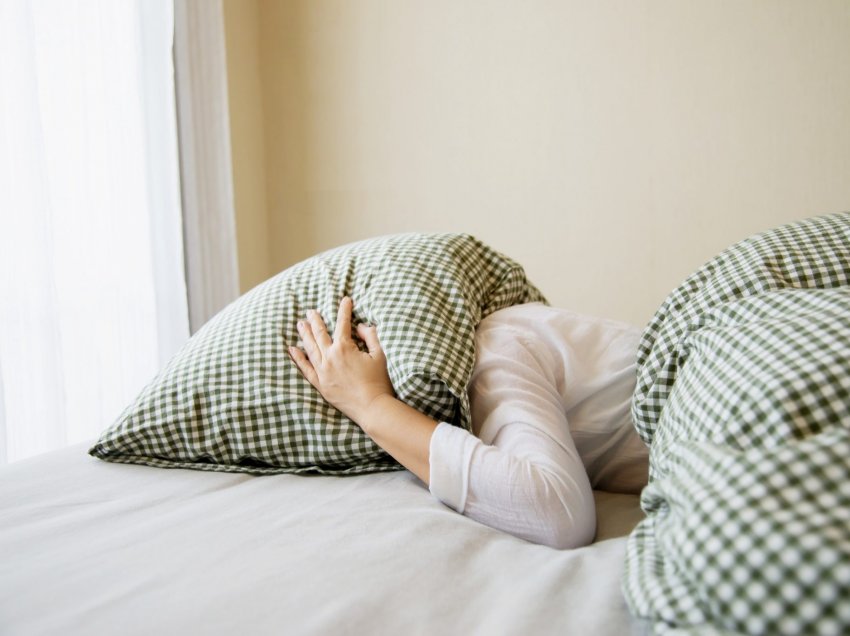 Gjumi i tepruar ka disa pasoja për trupin tuaj!
