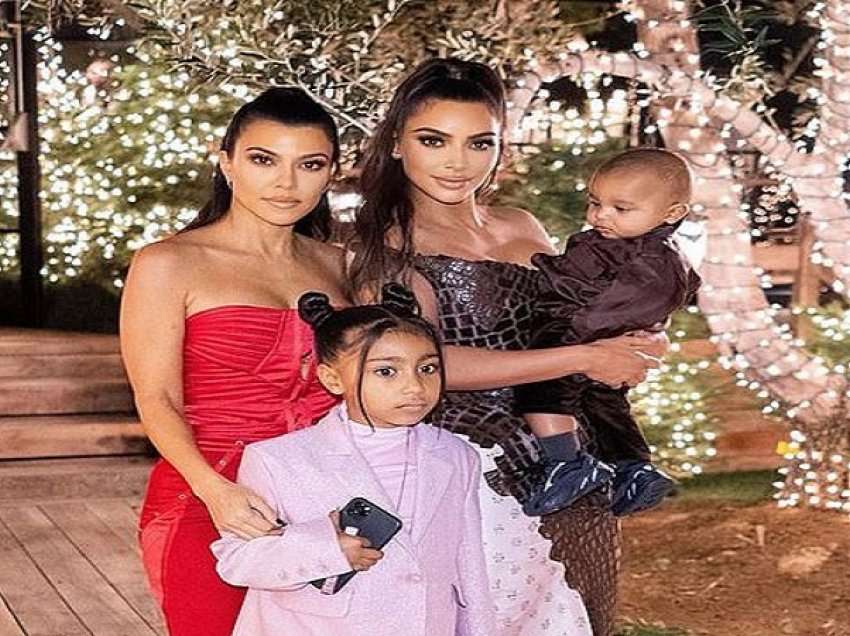  Kourtney Kardashian tregon dekorimet e saj elegante festive