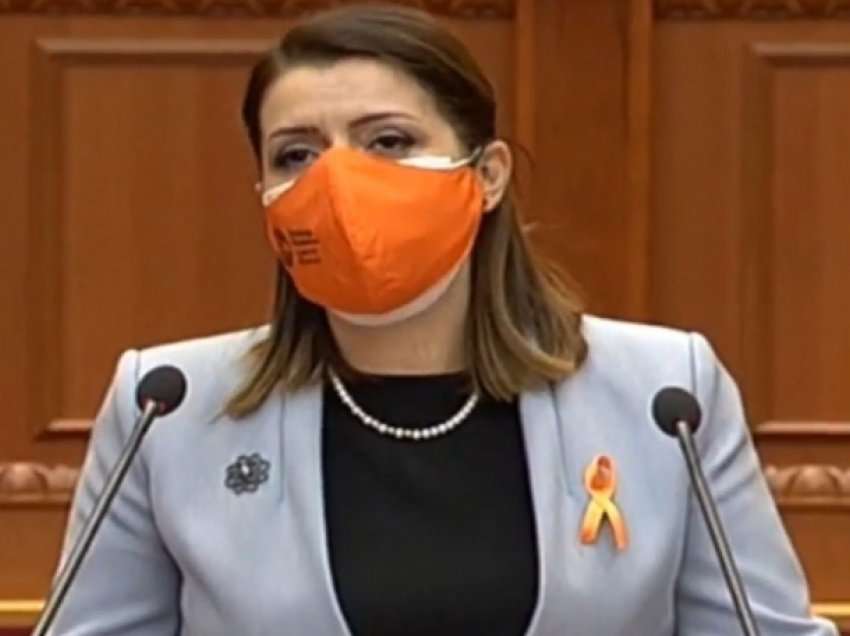  ‘Me super mbrojtje’, ministrja Manastirliu flet në Kuvend me dy maska