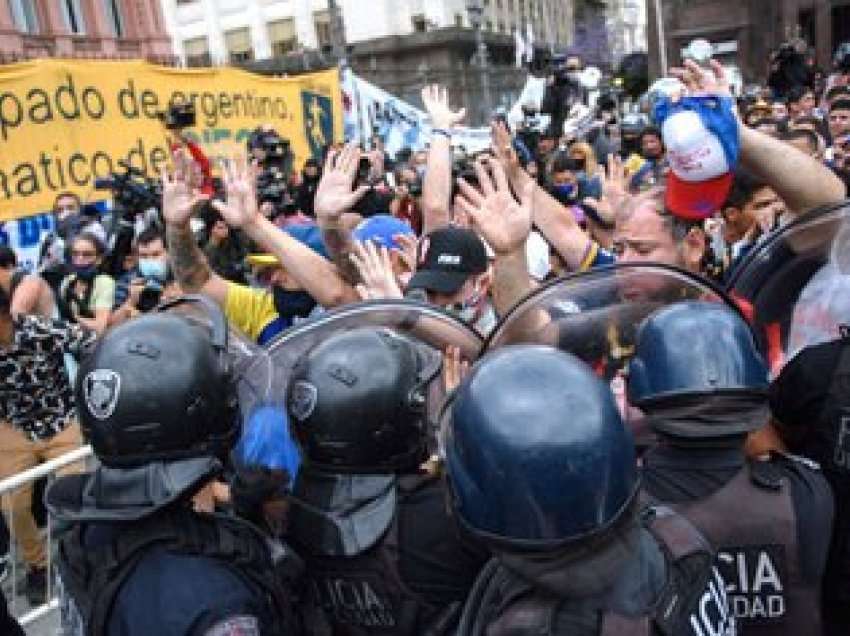 Plas tek lamtumira e fundit e Maradonës, qytetarët e shumtë përleshen  