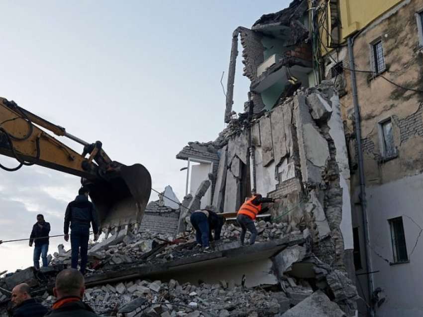 Dhimbje në Thumanë, mes lotësh të afërmit kujtojnë ata që humbën jetën nën rrënojat e tërmetit