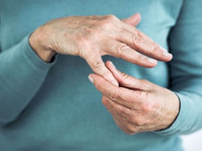 Kush mund të preket nga osteoporoza?