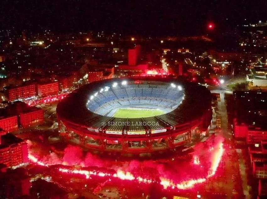 Tifozët e Napolit ndriçojnë stadiumin e tyre në nderim të Maradonës