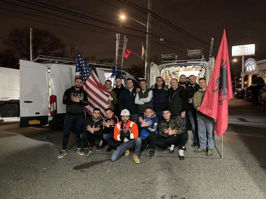Për nder të 28 Nëntorit, shqiptarët në Nju Jork brenda natës mbushin lagjet me flamurin kombëtar
