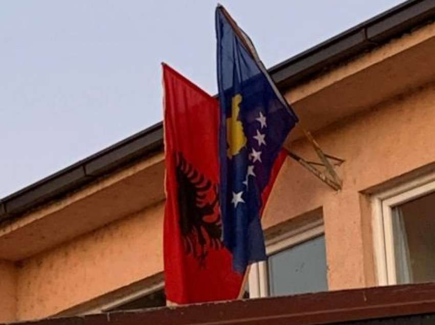 Kjo shkollë e vendos mbrapsht flamurin e Kosovës