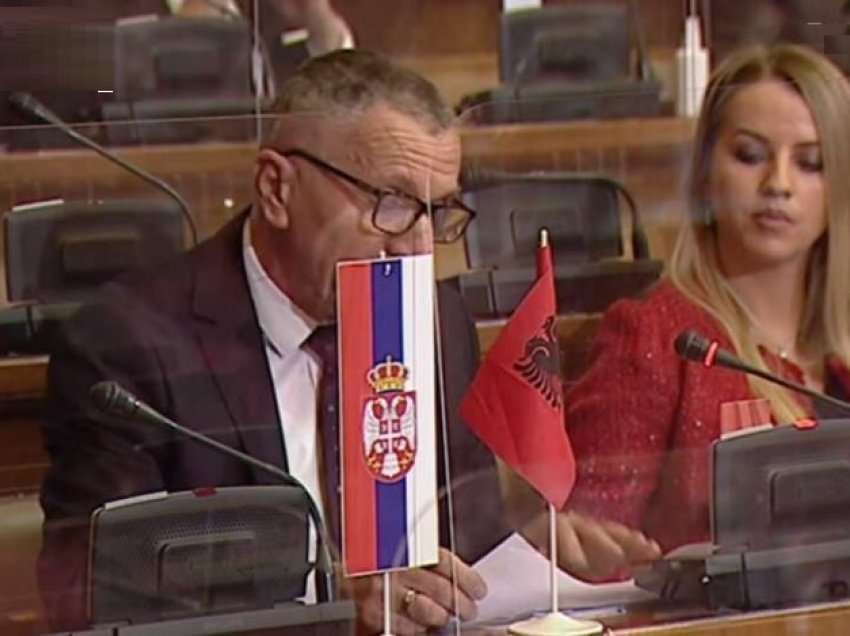 Ironizon Daçiqi: Kjo është vetëm uvertyrë, do të ketë flamuj shqiptarë nga Maqedonia V. deri në Mal të Zi