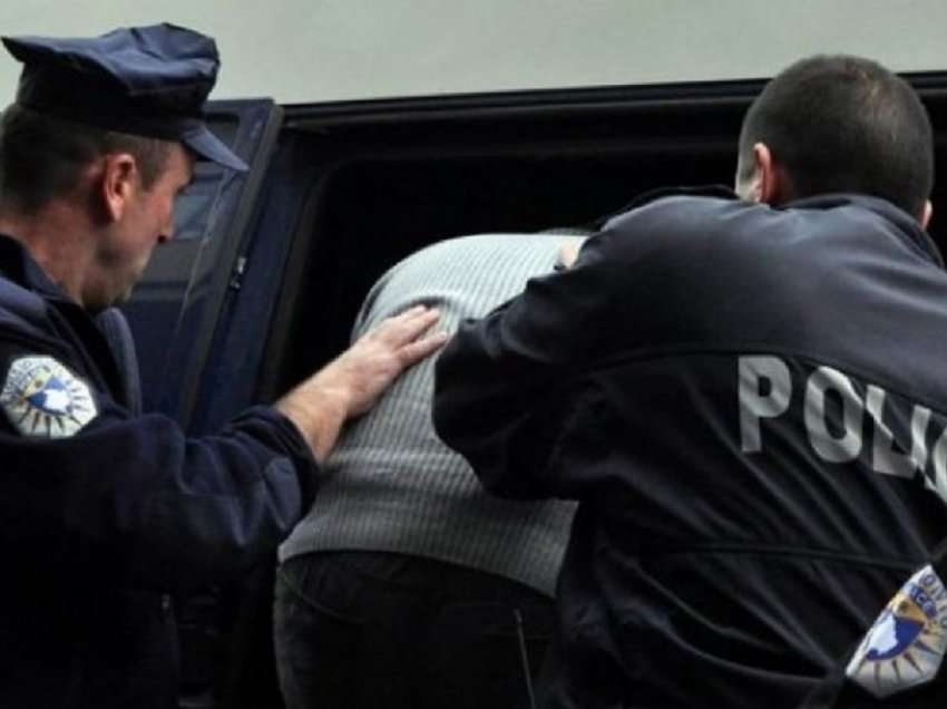 Përfundojnë në pranga pesë persona të kërkuar nga Policia e Kosovës