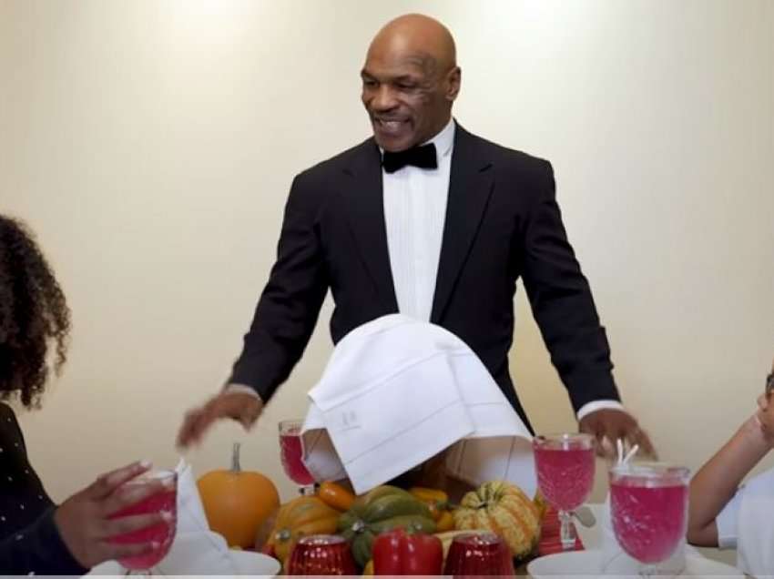 Tyson i gatshëm për “luftë”, publikon një video duke ia prerë veshin kundërshtarit