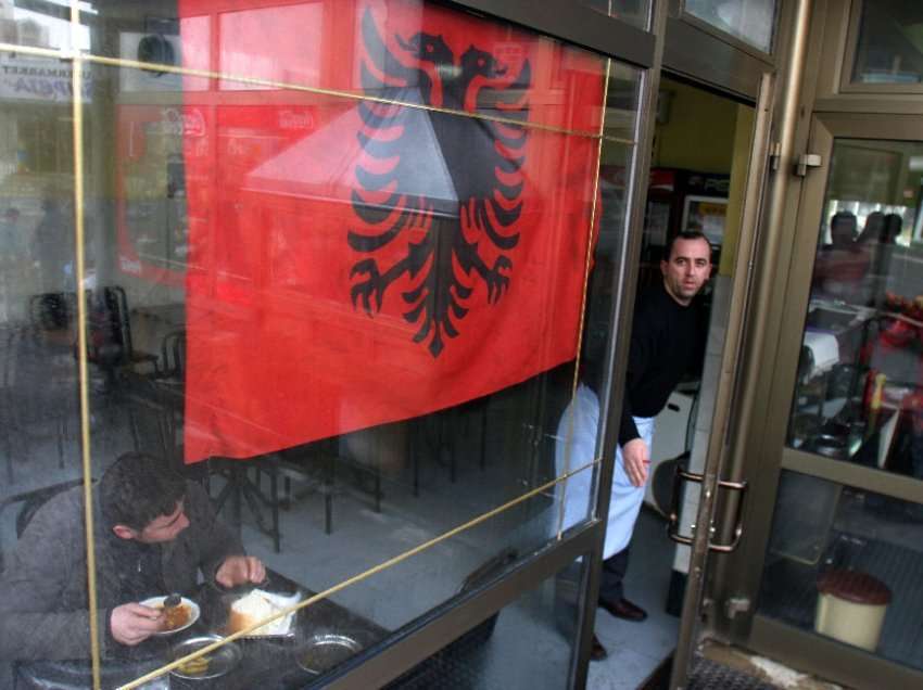 Mediat serbe: Shqiptarët po bëjnë thirrje për ndëshkimin e atyre që nuk e varin flamurin shqiptar