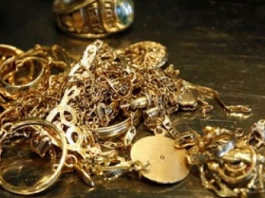Një e mitur në Podujevë shantazhohet dhe detyrohet të merr stoli ari në shtëpinë e saj, arrestohen 2 persona