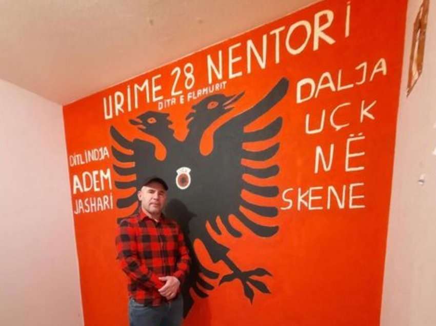 Shqiptari në Francë brenda banesës e pikturon flamurin KUQ E ZI