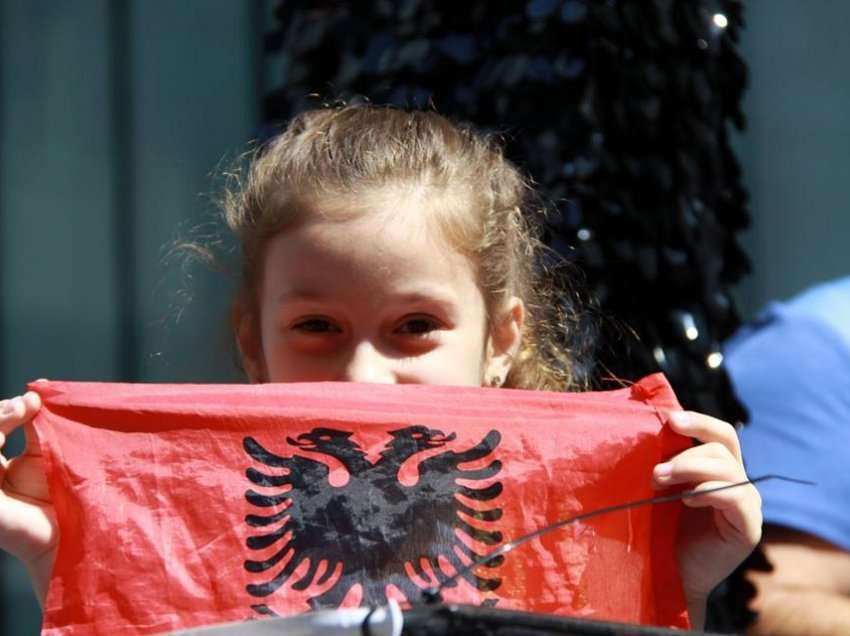 SHBA/Fëmijët Shqiptar festojnë me krenari Ditën e Flamurit – 28 Nëntorin