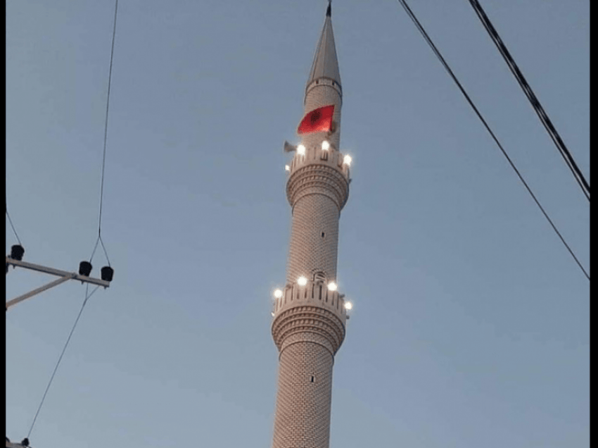 Imami në Suharekë vendos flamurin kombëtar në minare të xhamisë