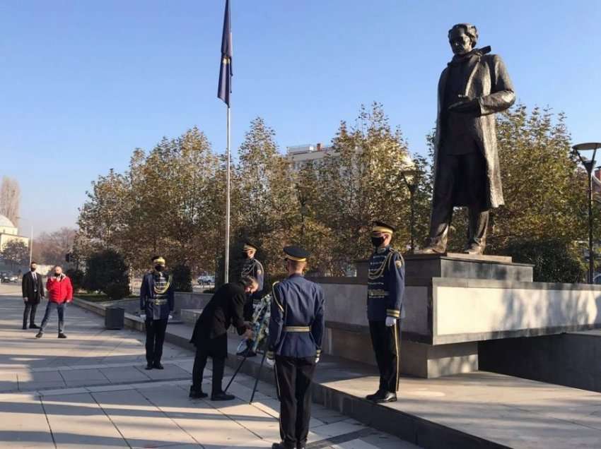 Hoti homazhe të monumenti i Skënderbeut dhe shtatorja e Rugovës: Sot ditë feste për gjithë shqiptarët