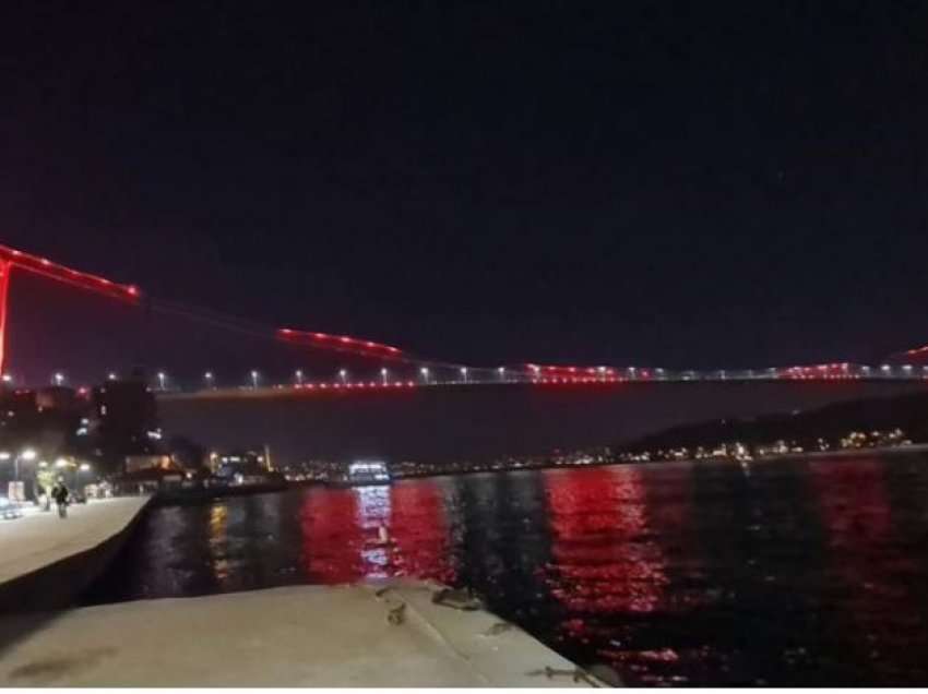 Pas kullës në Dubai, ura e Bosforit në Stamboll “vishet” kuq e zi