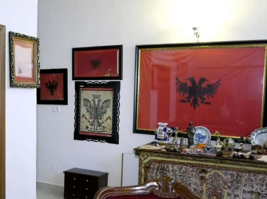 Koleksioni i flamujve kuqezi/ Shpëtim Sala ruan me fanatizëm flamujt, më i vjetri prej 1904