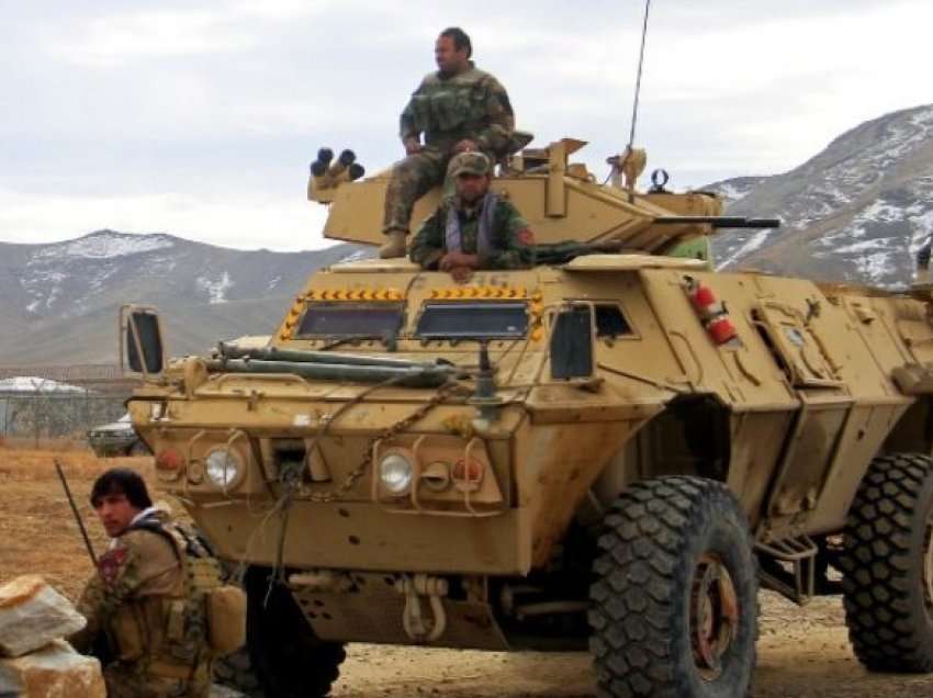 Bomba në një veturë në Afganistan, vret të paktën 30 anëtarë të forcës së sigurisë