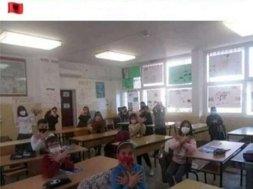 Nxit bujë fotografia e publikuar nga mësuesja në Ulqin ku nxënësit bëjnë shqiponjën me duar
