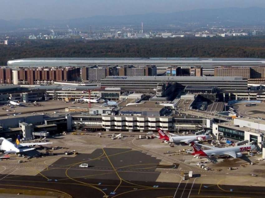 Vaksina anti-Covid, aeroporti i Frankfurtit gati të përballet me sprovën logjistike të transportit 