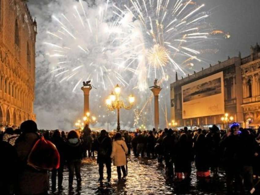 Italia ndalon festimet jashtë shtëpisë për Vitin e Ri, masa të reja kufizuese pas tri ditësh