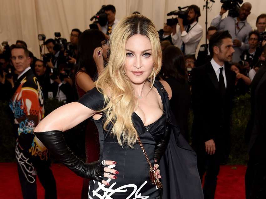 ​Madonna në prehrin e një mashkulli 36-vjeç më të ri