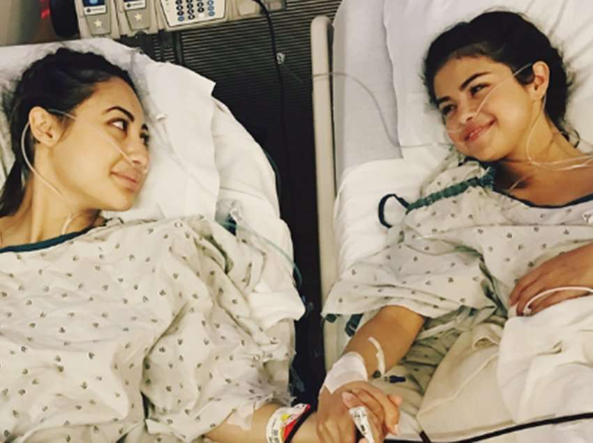 U tall me transplantin e veshkave që këngëtarja bëri 3 vite më parë, seriali televiziv i kërkon falje publikisht Selena Gomez