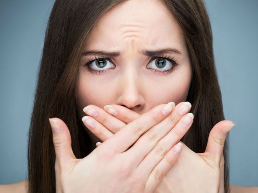 Çfarë problemesh shëndetësore fshihen pas tharjes së gojës