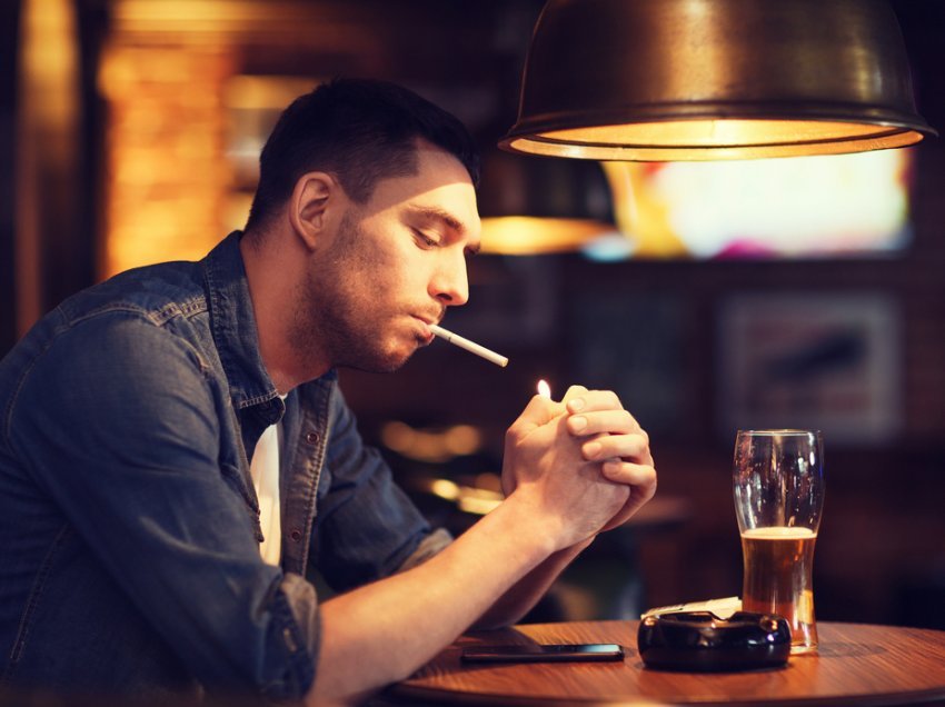 Konsumimi i duhanit rezulton në uljen e numrit të spermatozoidëve, tregon studimi